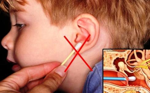 Ráy tai là một chất bôi trơn tự nhiên được tạo ra từ các tuyến trong ống tai. Nó có nhiệm vụ bảo vệ vùng ống tai khỏi các vi sinh vật và các tác nhân bên ngoài, đẩy lùi các vi sinh vật có hại trong vùng ống tai.