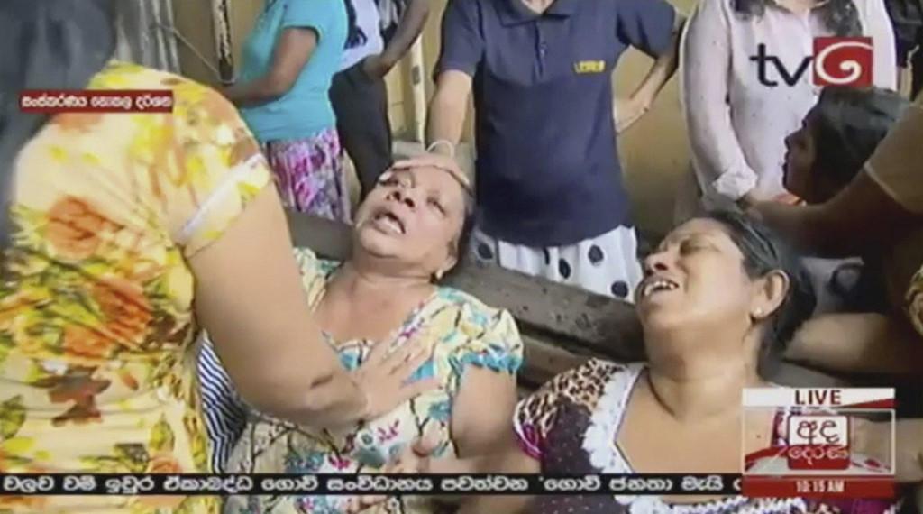 Hình ảnh trên truyền hình Sri Lanka cho thấy người thân các nạn nhân đau đớn gào khóc và ngã quỵ. 
