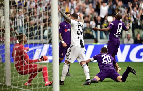 Pha đá phản lưới nhà của Pezzella đã giúp Juventus giành chiến thắng