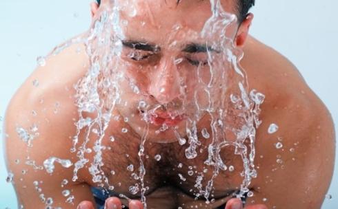 Lười tắm: Vệ sinh cá nhân không chỉ đơn giản là làm sạch mùi hôi cơ thể, mà nước và sữa tắm còn giúp ngăn chặn mụn và những viêm nhiễm trên da.