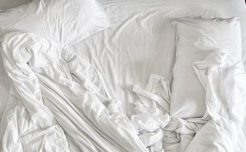 Lười giặt chăn, ga: Nhiều người sử dụng chăn và ga trải giường suốt nhiều tháng liền, điều này tạo điều kiện cho vi khuẩn và nấm phát triển, dễ dàng tấn công toàn bộ cơ thể của bạn.