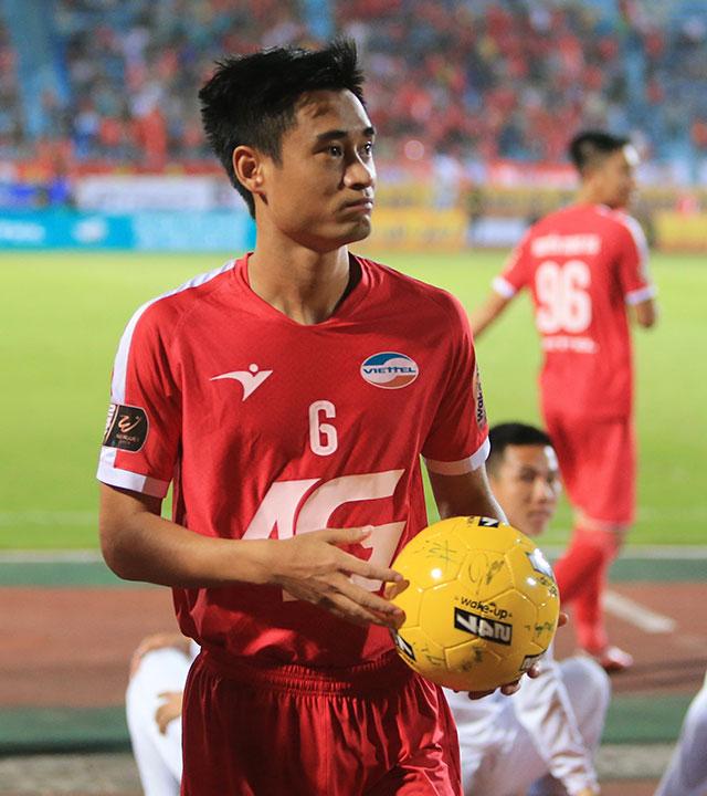 Bóng thi đấu có chữ ký của những tuyển thủ quốc gia hay cựu tuyển thủ quốc gia như Vũ Minh Tuấn được nhiều CĐV săn đón 