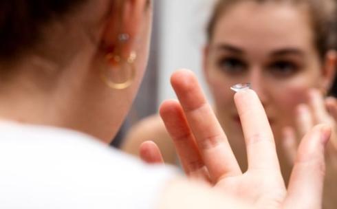 Đeo kính áp tròng nhiều ngày: Việc đeo kính áp tròng suốt 1 tuần hay lâu hơn có thể làm tăng nguy cơ viêm nhiễm ở mắt, bao gồm bệnh đục thủy tinh thể.