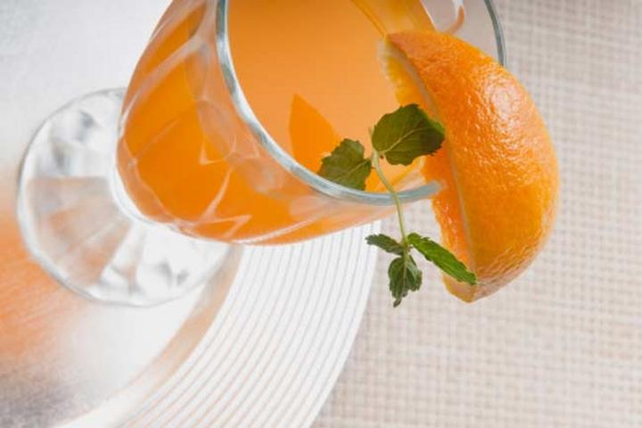 Nước cam ép: Nước cam ép có hàm lượng vitamin C cao, không chỉ tăng cường hệ miễn dịch mà còn ngăn sự hình thành của các tế bào ung thư. Nước cam cũng chứa các chất chống oxy hóa mạnh và limonoid giúp cải thiện khả năng giải độc của cơ thể.