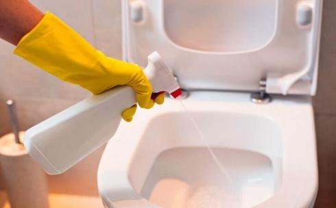 Sử dụng quá nhiều chất tẩy rửa, xịt thơm cho nhà vệ sinh: Nhiều người thích xịt nước thơm cho không khí trong toilet dễ chịu hơn. Tuy nhiên, những dung dịch này nếu tiếp xúc lâu dài có thể dẫn đến ung thư.