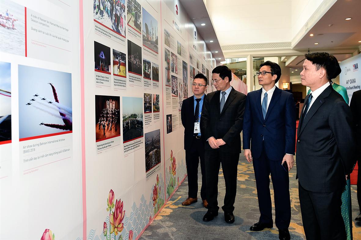 Phó Thủ tướng Vũ Đức Đam, Bộ trưởng Nguyễn Mạnh Hùng, Tổng Giám đốc TTXVN Nguyễn Đức Lợi tham quan Triển lãm ảnh của 11 hãng thông tấn thành viên bên lề OANA.