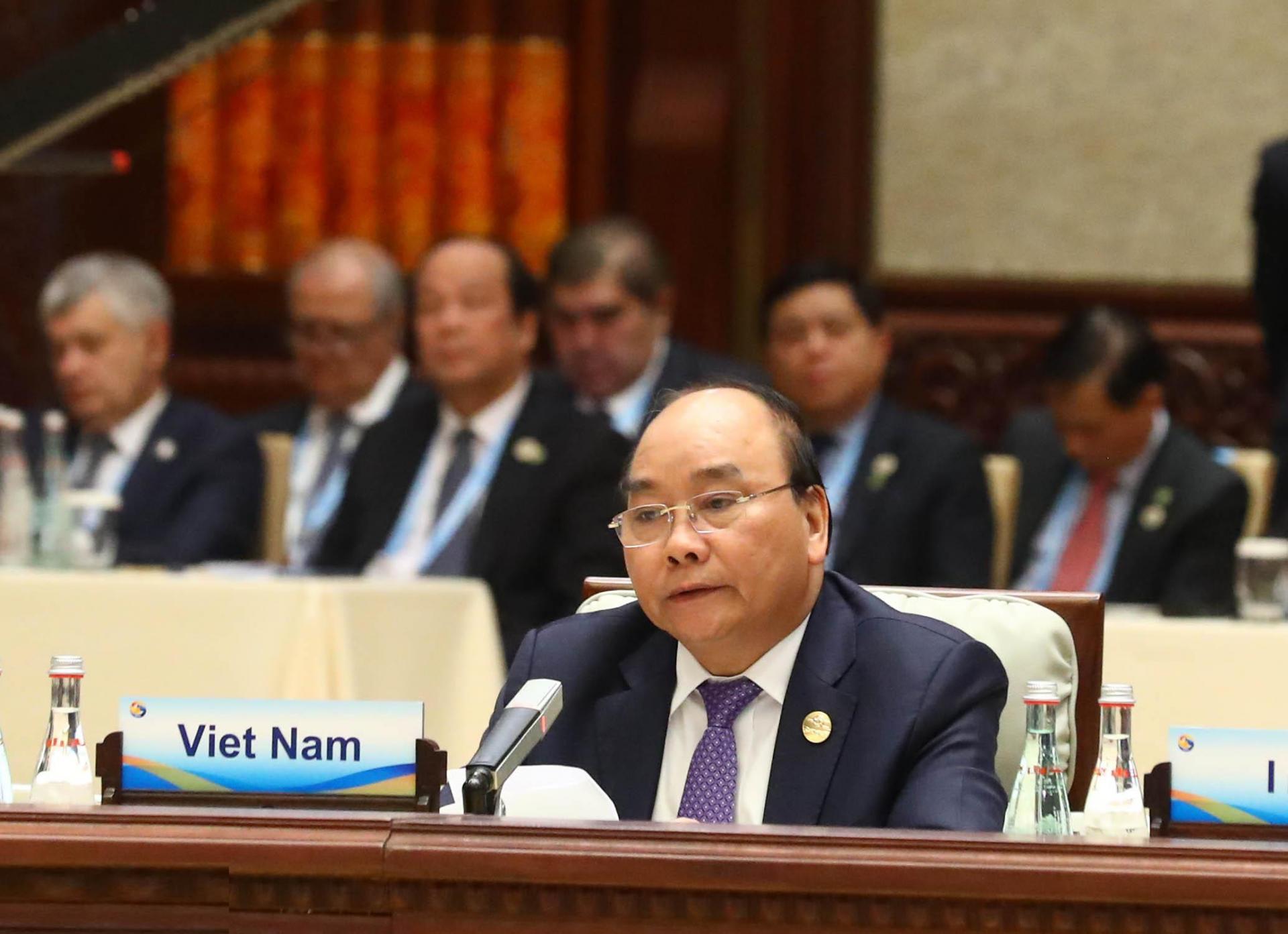 Thủ tướng Nguyễn Xuân Phúc dự hội nghị bàn tròn.