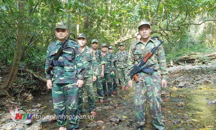 : Lực lượng tuần tra song phương thực hiện nhiệm vụ dưới tiết trời nắng nóng, gió Lào khô rát và địa hình, núi rừng hiểm trở.