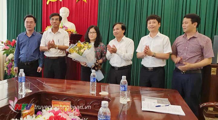 Lãnh đạo Đài PT-TH Nghệ An tặng hoa chúc mừng  tân Bí thư Thị ủy Cửa Lò Nguyễn Thị Kim Chi.