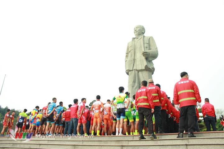 Đoàn đại biểu và các VĐV dâng hoa Chủ tịch Hồ Chí Minh trước lễ khai mạc giải đấu.