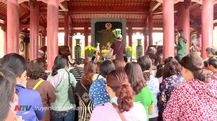 Nhiều du khách đến với Khu di tích lịch sử Quốc gia Truông Bồn để tri ân các liệt sỹ.