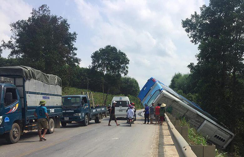 Hiện trường vụ xe khách bị lật ở đường Hồ Chí Minh, đoạn qua xã Nghĩa Bình, huyện Tân Kỳ, Nghệ An chiều 29/4.