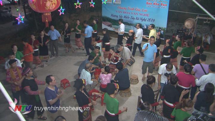 Đoàn trải nghiệm tại các điểm du lịch ở Con Cuông.
