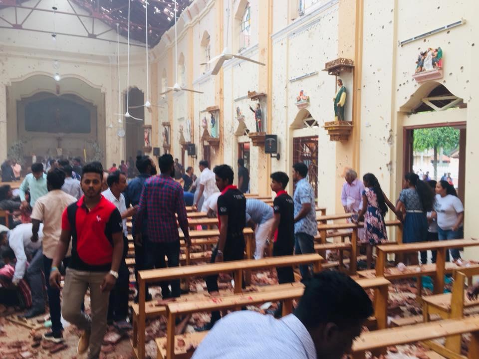 Nhà thờ St. Sebastian ở thị trấn Negombo đã đăng tải hình ảnh hỗn loạn sau vụ đánh bom tại đây. 