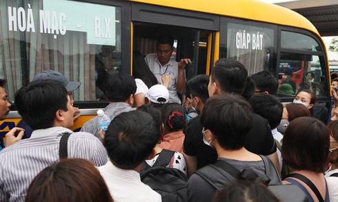 Hành khách chen chúc xe khách dịp nghỉ lễ Giỗ tổ Hùng Vương.