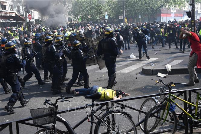 Biểu tình biến thành bạo động, trên 100 'áo vàng' bị bắt tại Paris