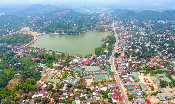 Hồ Thung Mây thơ mộng nằm bên công viên Thanh Niên ở trung tâm huyện Quỳ Hợp. 