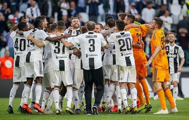 Niềm vui của các cầu thủ Juventus với chức vô địch Serie A lần thứ 8 liên tiếp.