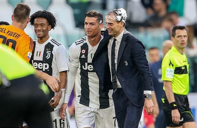 Màn ăn mừng chiến thắng độc đáo của các cầu thủ Juventus.