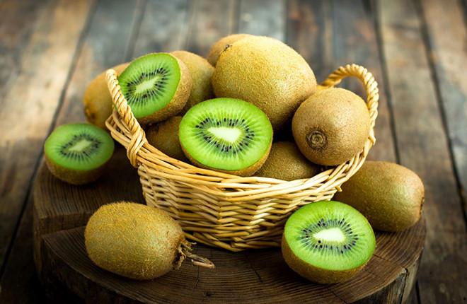 Kiwi: Đây là một trong những loại quả chứa nhiều vitamin C nhất của mùa hè. Vitamin E trong kiwi cũng có khả năng bảo vệ tế bào da, chống lại ảnh hưởng xấu từ ánh nắng mặt trời. 