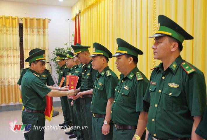 Đại tá Trần Hải Bình, Ủy viên Ban chấp hành Đảng bộ tỉnh, Chỉ huy trưởng BĐBP tỉnh trao quyết định cho các cán bộ được điều động, bổ nhiệm.