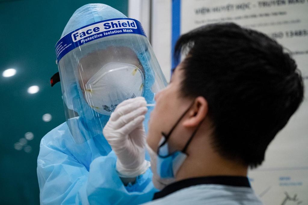 Bác sĩ Trương Hữu Khanh cho rằng bệnh nhân tái dương tính có thể là người lành mang trùng hoặc xác virus còn tìm thấy trong mẫu bệnh phẩm.