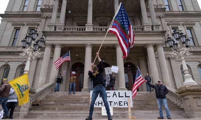 Người biểu tình của Liên minh Bảo thủ Michigan tại thủ phủ Lansing ngày 15/4. Ảnh: Reuters.