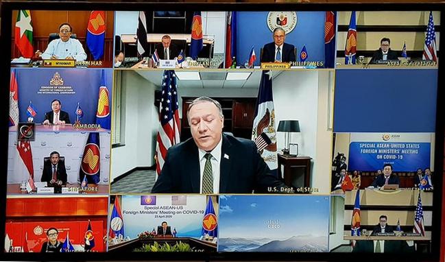Ngoại trưởng Mỹ Mike Pompeo và các Bộ trưởng Ngoại giao ASEAn trong cuộc họp trực tuyến sáng 23/4 do Lào và Mỹ đồng chủ trì. Ảnh: Facebook.