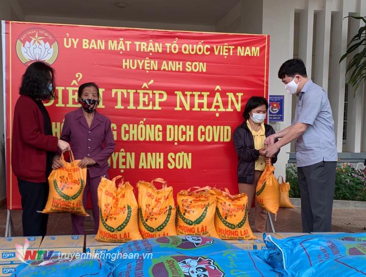 Lãnh đạo huyện Anh Sơn tặng gạo cho người nghèo bị ảnh hưởng do dịch Covid-19.