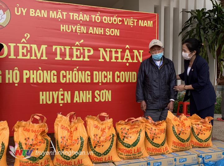 Chủ tịch UBMTTQ tỉnh Võ Thị Minh Sinh chia sẻ với người dân.