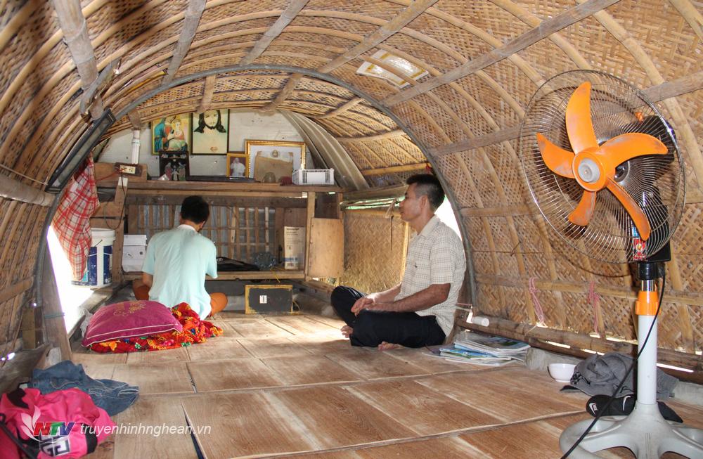 Anh Thuận và cậu con trai út ôn tập chuẩn bị cho kỳ thi THPT Quốc gia 2020 bên trong con thuyền - nơi trú ngụ của gia đình.