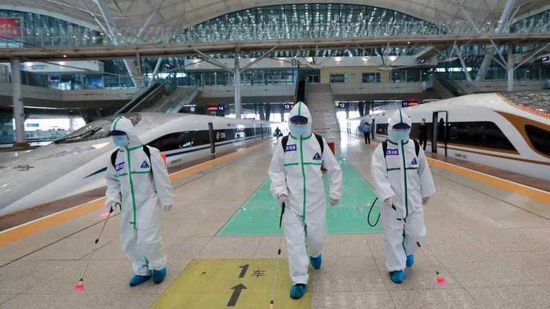 Các nhân viên phun tiêu độc khử trùng tại nhà ga tàu điện ngầm Vũ Hán. Ảnh: Business Insider