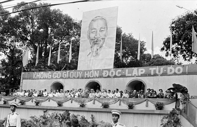 Sáng 15/5/1975, hàng triệu nhân dân Sài Gòn – Gia Định đổ về quảng trường trước trụ sở Ủy ban quân quản thành phố để dự Lễ mừng chiến thắng. Chủ tịch Tôn Đức Thắng cùng nhiều đồng chí lãnh đạo Đảng, Chính phủ, MTTQ Việt Nam tham dự buổi lễ trọng đại này. 