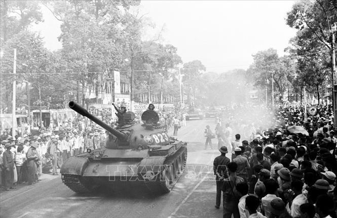 Xe tăng diễu hành trên đường phố Sài Gòn tại lễ mittinh mừng Ủy ban Quân quản thành phố ra mắt, ngày 7/5/1975