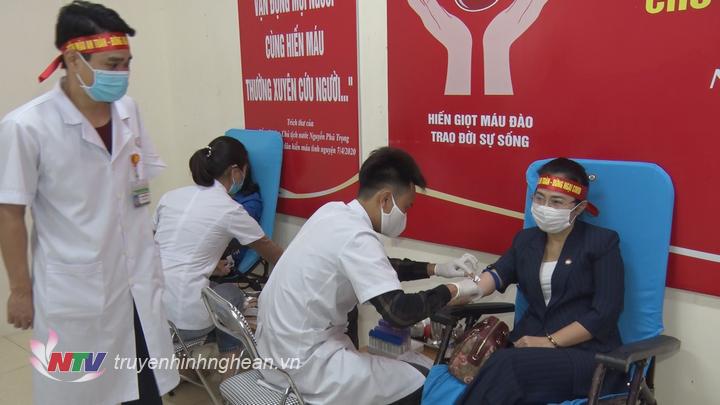 Chủ tịch UBMTTQ tỉnh Võ Thị Minh Sinh tham gia hiến máu tại chương trình.