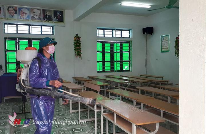 Phun khử khuận lớp học tại huyện Nghĩa Đàn.