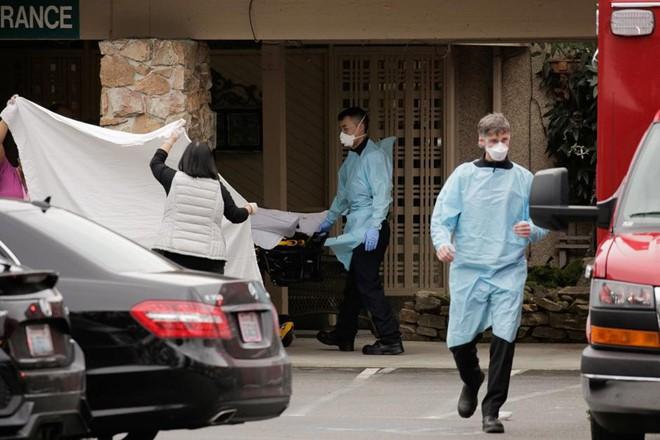 Một bệnh nhân nghi nhiễm SARS-CoV-2 ở Washington, bang hiện có 11 ca tử vong vì Covid-19. Ảnh: Reuters.