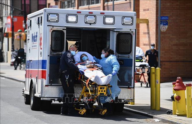 Nhân viên y tế chuyển nạn nhân nhiễm COVID-19 tới bệnh viện ở Brooklyn, New York, Mỹ, ngày 7/4. 