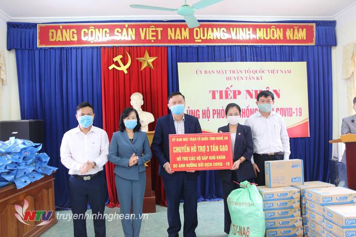 Chủ tịch UBMTTQ tỉnh trao hỗ trợ gạo cho giáo viên hợp đồng, hộ nghèo bị ảnh hưởng bời dịch Covid-19 huyện Tân Kỳ.
