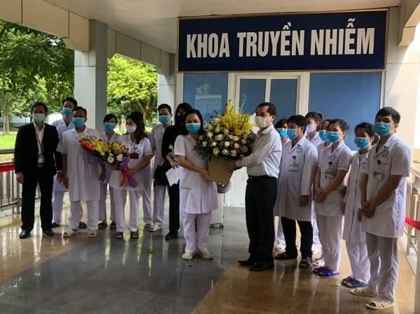 Người nhà bệnh nhân tặng hoa cảm ơn đội ngũ y, bác sĩ tại Khoa Truyền nhiễm, BVĐK tỉnh Ninh Bình.