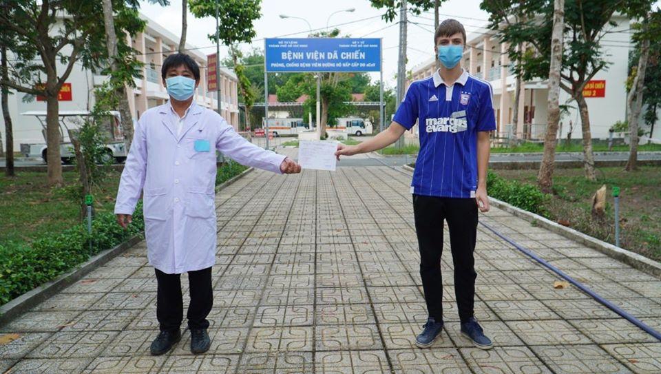 Nam bệnh nhân mắc COVID-19 số 235 điều trị tại Bệnh viện Dã chiến Củ Chi- Thành phố Hồ Chí Minh trong ngày nhận quyết định khỏi bệnh.