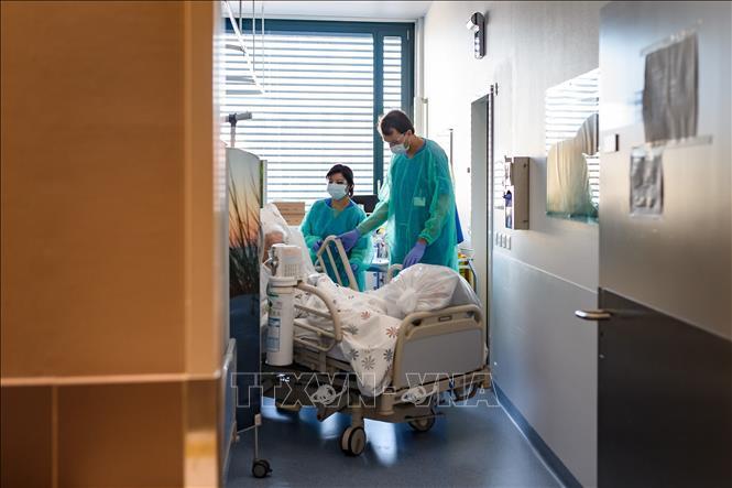 Bệnh nhân nhiễm COVID-19 được điều trị tại bệnh viện ở Neuchatel, Thụy Sĩ ngày 25/3.