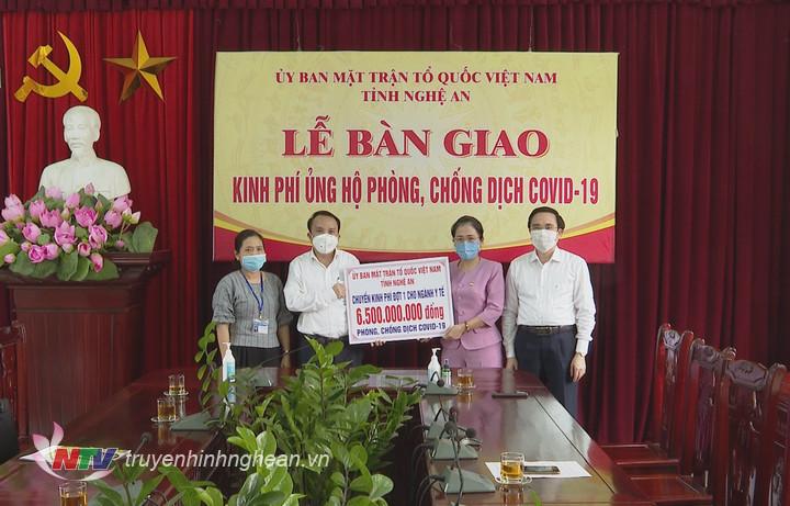Chủ tịch UBMTTQ tỉnh Võ Thị Minh Sinh trao kinh phí từ nguồn ủng hộ cho Sở Y tế phục vụ công tác xét nghiệm trên địa bàn tỉnh.