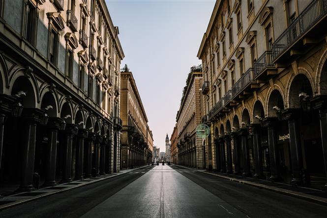 Một dãy phố hoàn toàn không có người đi lại ở Turin, Italy khi lệnh phong tỏa toàn quốc được thực thi nhằm ngăn dịch COVID-19. 