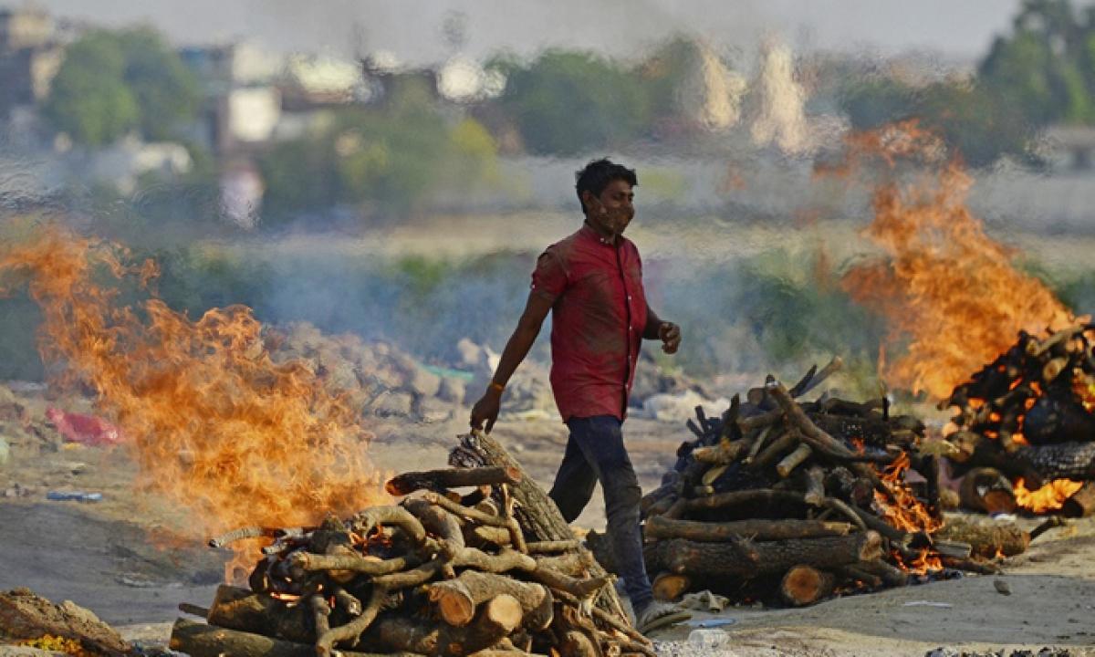 Một khu hỏa táng bệnh nhân Covid-19 tại thành phố Allahabad, Ấn Độ, hôm 27/4. Ảnh: AFP.