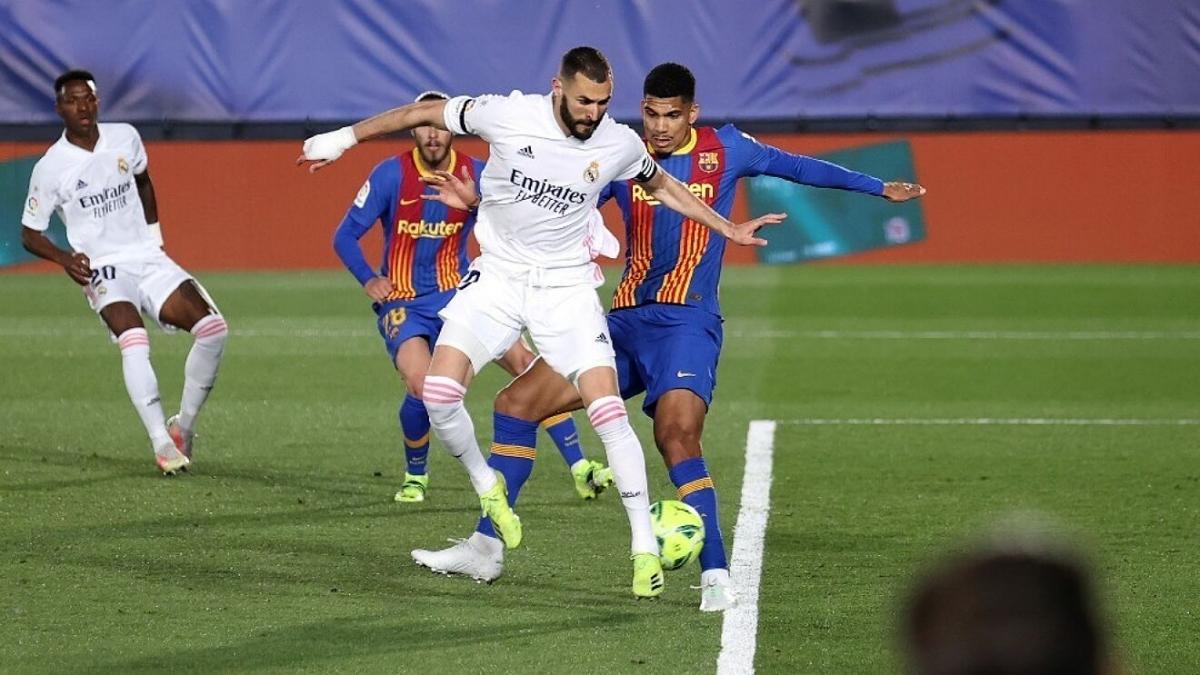 Khoảnh khắc đánh gót ghi bàn của Benzema. (Ảnh: La Liga).