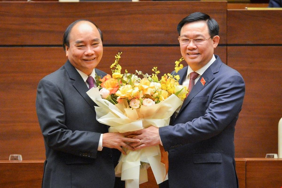 Sau khi Quốc hội chính thức miễn nhiệm Thủ tướng Chính phủ, Chủ tịch Quốc hội Vương Đình Huệ chúc mừng đồng chí Nguyễn Xuân Phúc hoàn thành xuất sắc nhiệm vụ.