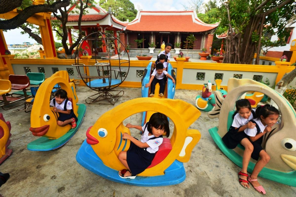 Trẻ em vui chơi tại đảo Sinh Tồn - (Ảnh: Báo Hải quân)