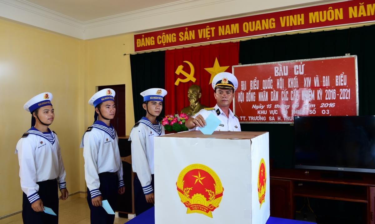 Cử tri thị trấn Trường Sa bầu cử đại biểu quốc hội khóa XIV -(ảnh báo Hải quân)