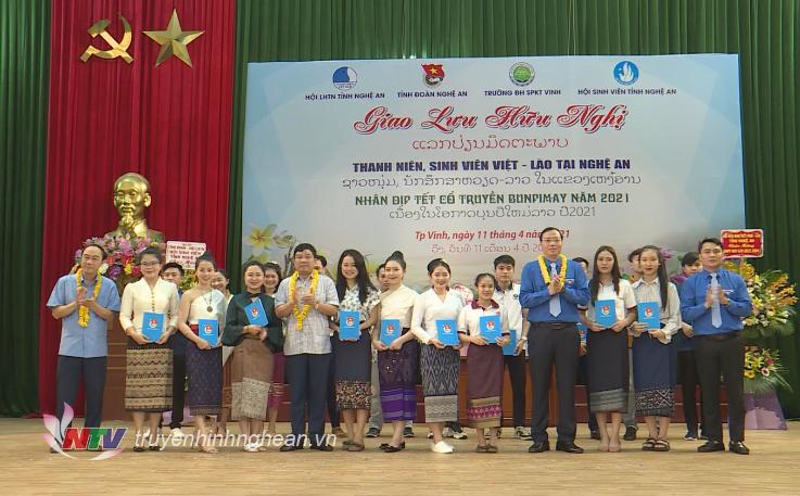 Trao học bổng cho học sinh, sinh viên Lào đặt thành tích xuất sắc.
